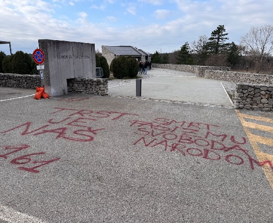 Basovizza Sfregio Vandalico Al Monumento Nazionale Che Ricorda I