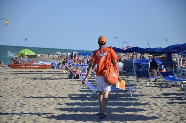 Parte la Carovana del Cuore: volontari sulle spiagge per la salute mentale dei giovani