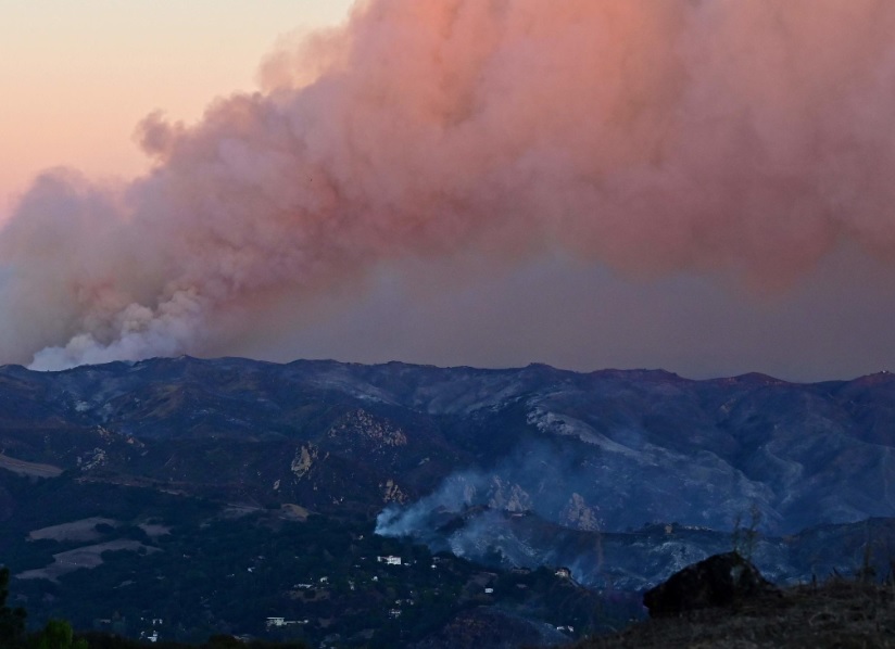 Los Angeles. Sei gli incendi, 11 morti. Oltre 100.000 persone evacuate